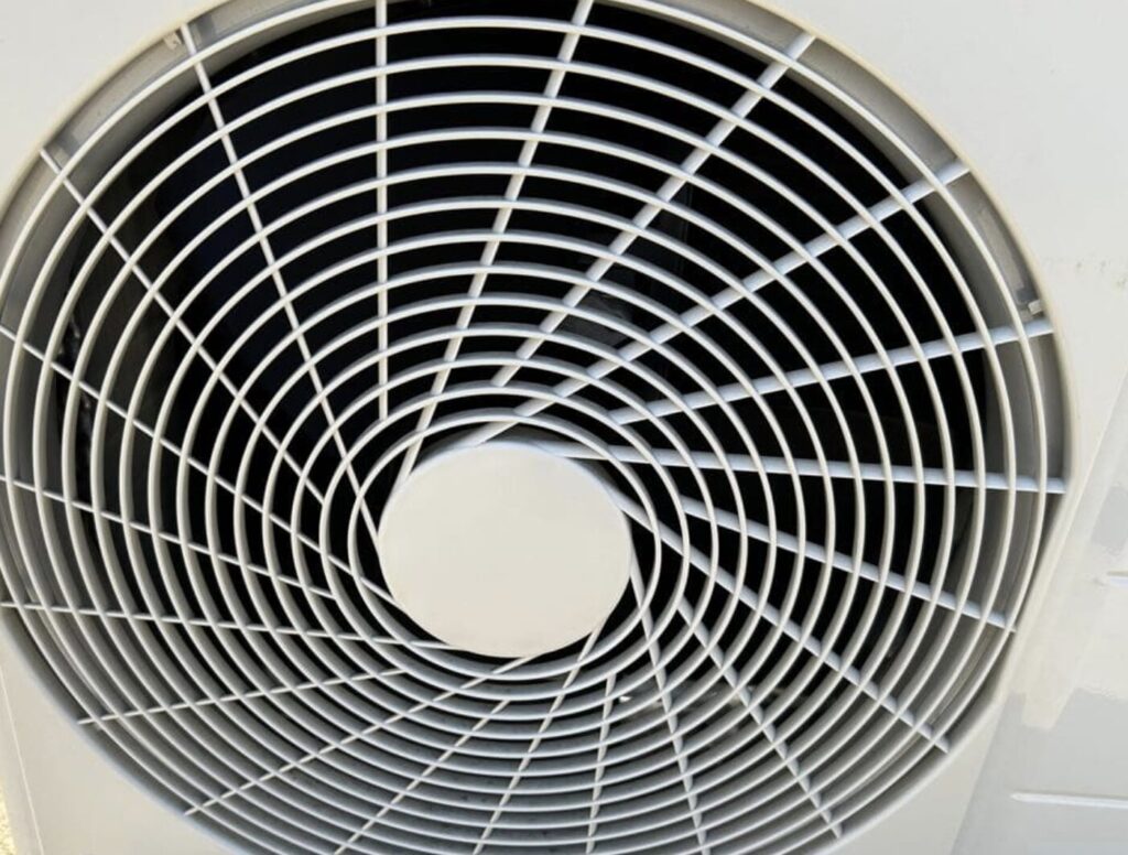 ヒートポンプユニットにかなり近づいた画像