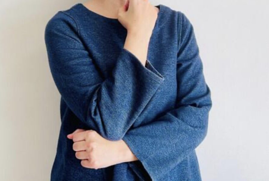 悩んでいる主婦の様子