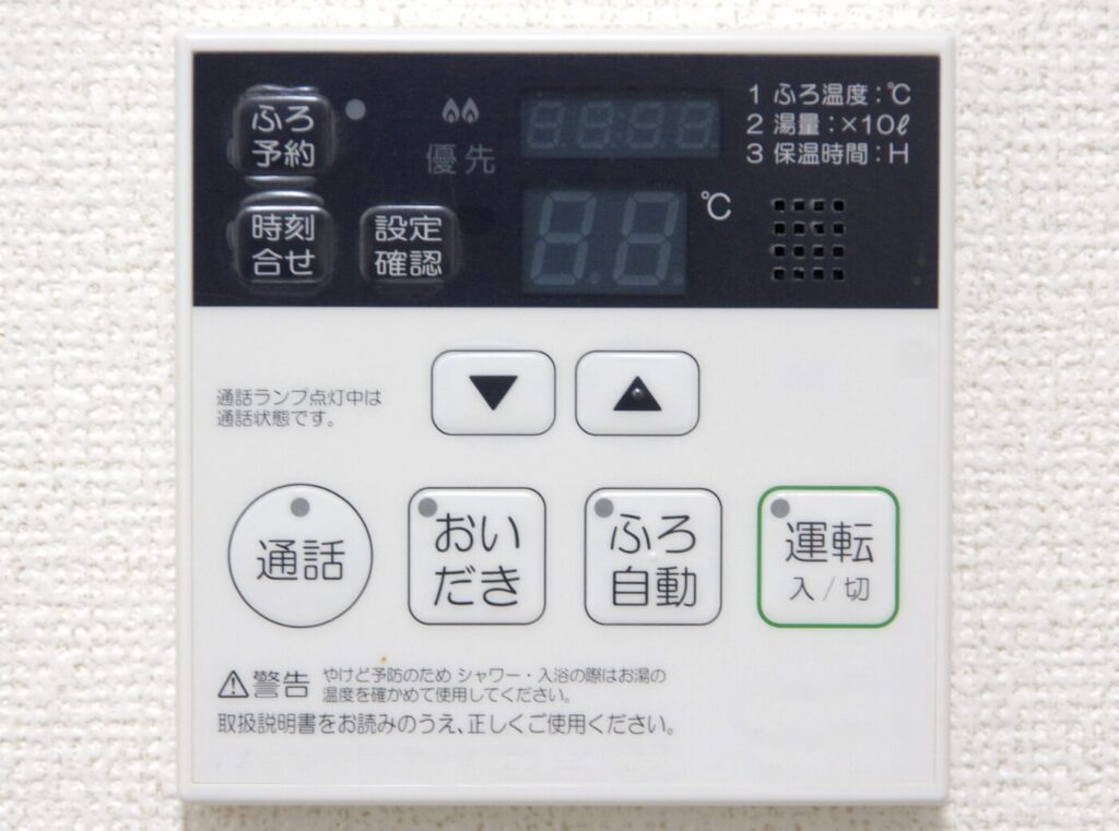 エコキュートの操作リモコン。台所に設置されている様子。