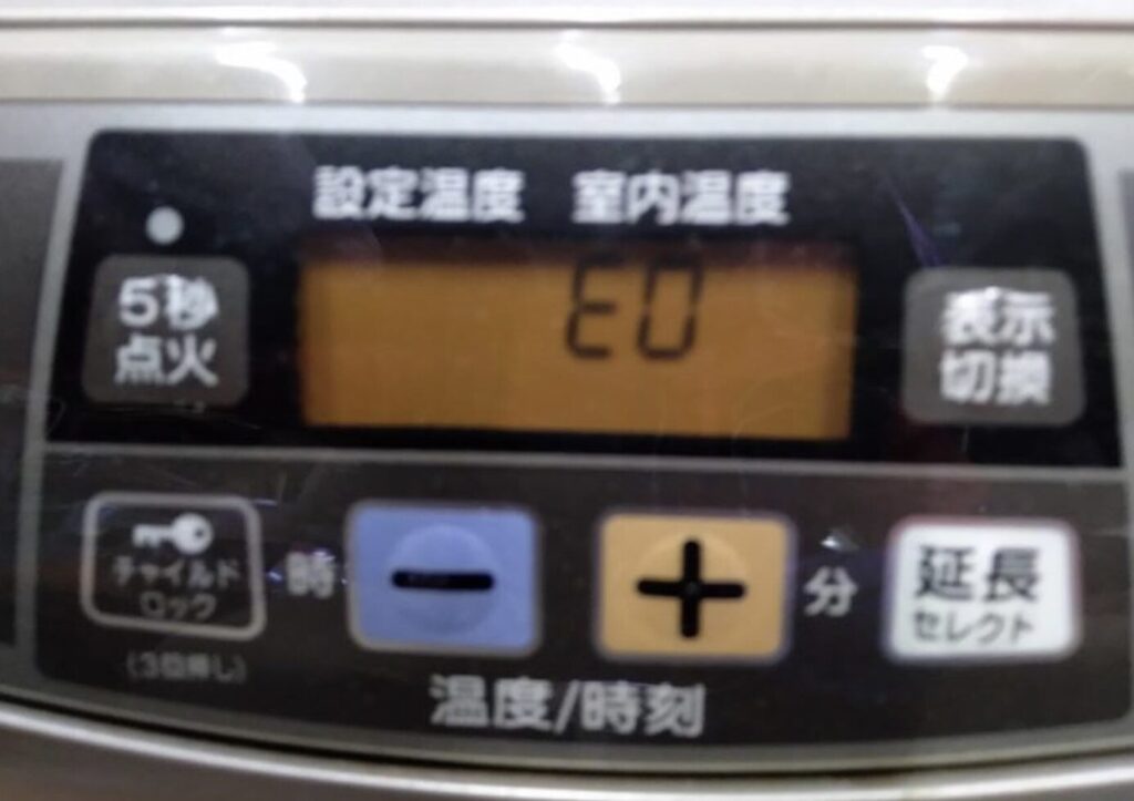 コロナ製ファンヒーターの操作盤にE0の表示がされている状況