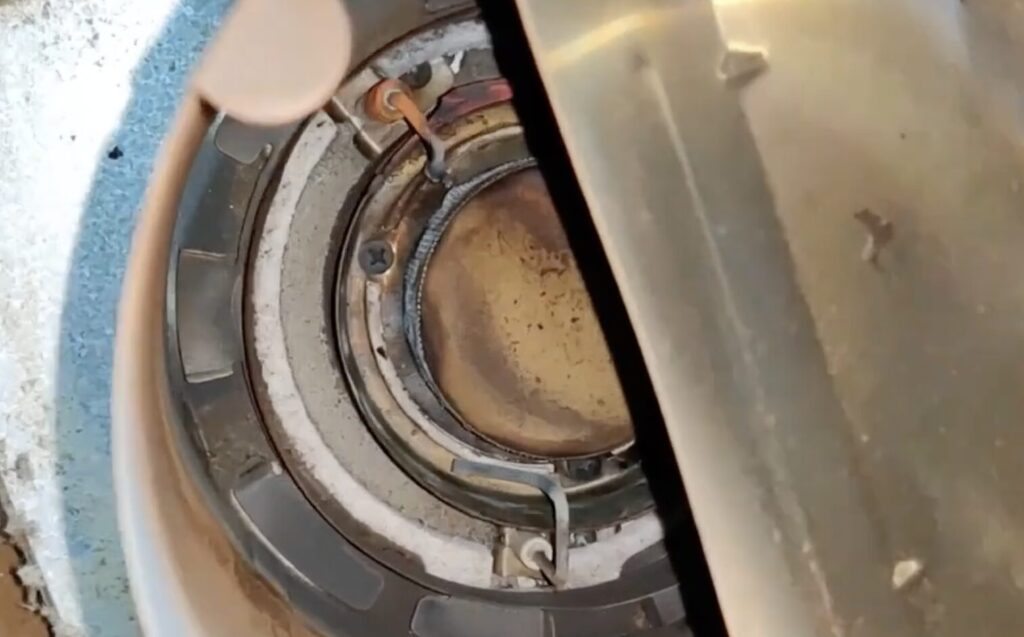 コロナ製ファンヒーターの点火プラグの様子。カーボンが付着している。