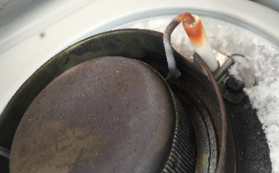 コロナ製のファンヒーターにカーボンが付着している様子