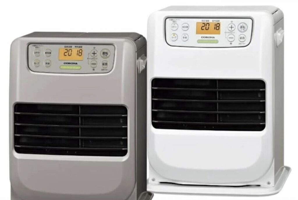 コロナ製のファンヒーターが2台並んでいる様子