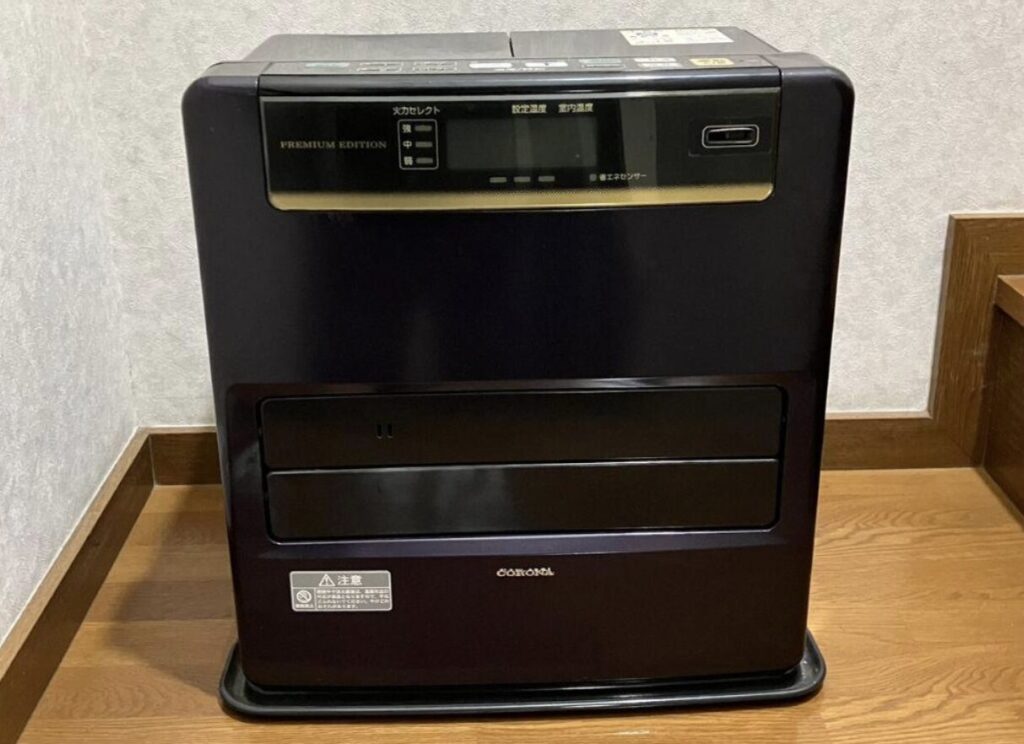 コロナ製石油ファンヒーター（FH-WZ3615BY）を正面から写した画像