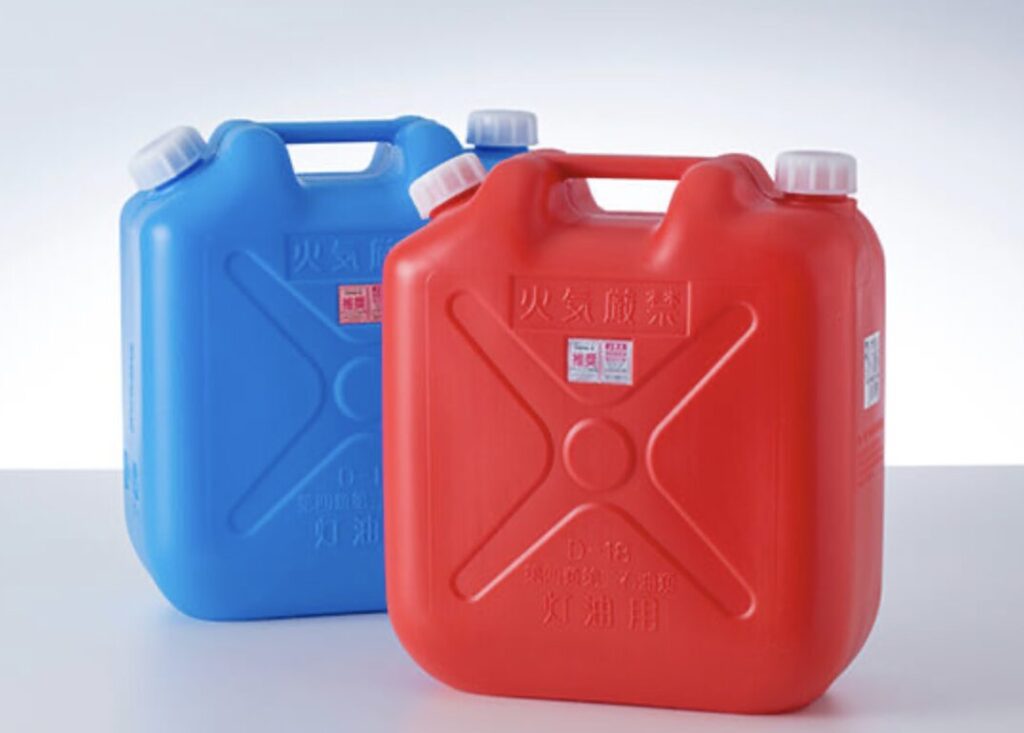 赤色と青色の灯油用ポリタンクが並んで置かれている様子で、正面には「火気厳禁」や「灯油用」の表示があり、家庭で灯油を保管・運搬するための容器であることがわかる。