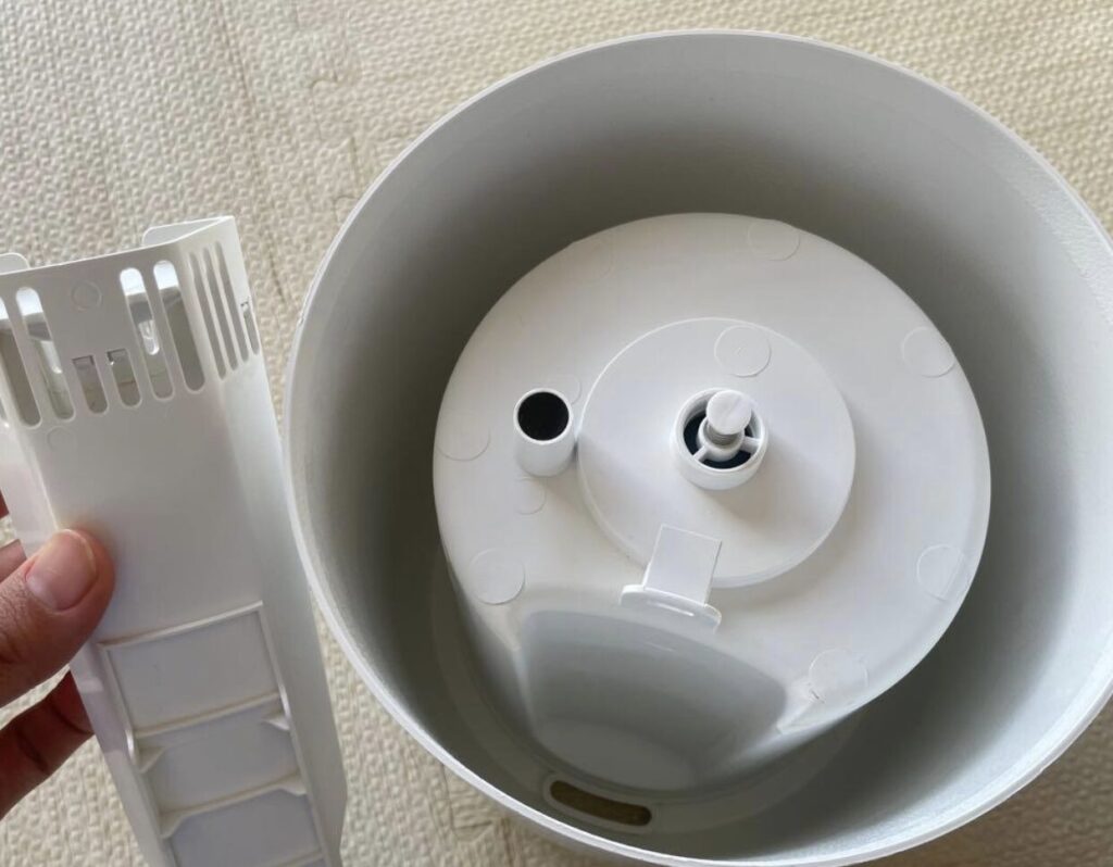 加湿器のフタを外し、内部のタンク構造や給水口、フィルター部品が見える状態を上から撮影した様子。