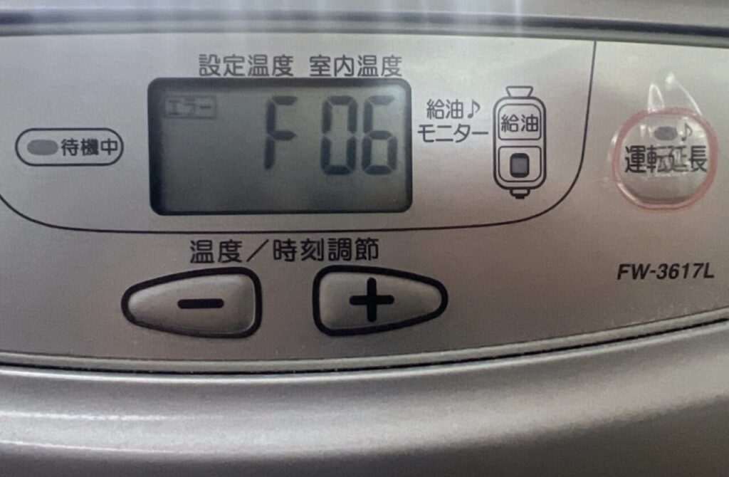 ダイニチ製石油ファンヒーター（型番FW-3617L）の操作パネルを正面から撮影した様子。液晶画面にエラーコード「F06」が表示され、設定温度・室内温度表示部、給油モニターのアイコン、温度調節用のプラス・マイナスボタンが確認できる状態。