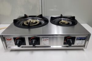 ステンレス製の卓上型業務用ガスコンロを正面から撮影した様子。2口の鋳物製バーナーと前面に配置された操作ノブが確認できるシンプルな構造。