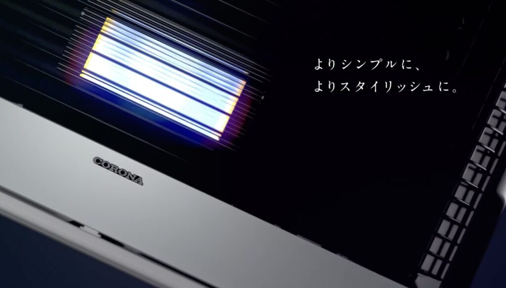 FF式石油暖房機の燃焼部を斜めからクローズアップしたイメージ。青白い炎とブラックガラスの質感が、シンプルで洗練されたデザイン性を際立たせている。