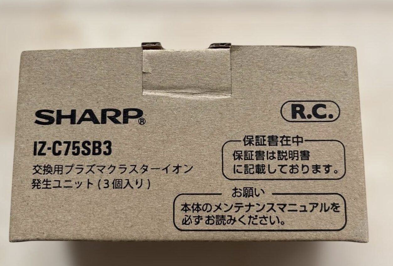 シャープ製プラズマクラスターイオン発生ユニットの交換用パッケージ外観。型番「IZ-C75SB3」と記載された段ボール箱の正面に、交換用ユニット3個入りであることや保証書・メンテナンスに関する注意書きが印字されている。