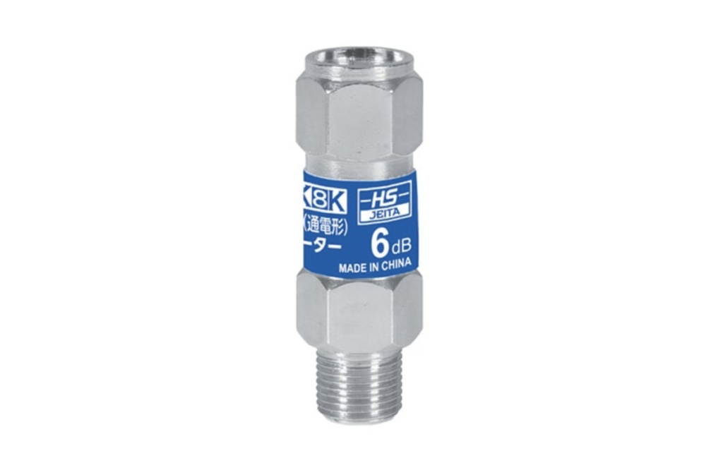 同軸ケーブル接続用の通電型アッテネーターを正面から撮影した様子。青色ラベルに「6dB」と表示されている。