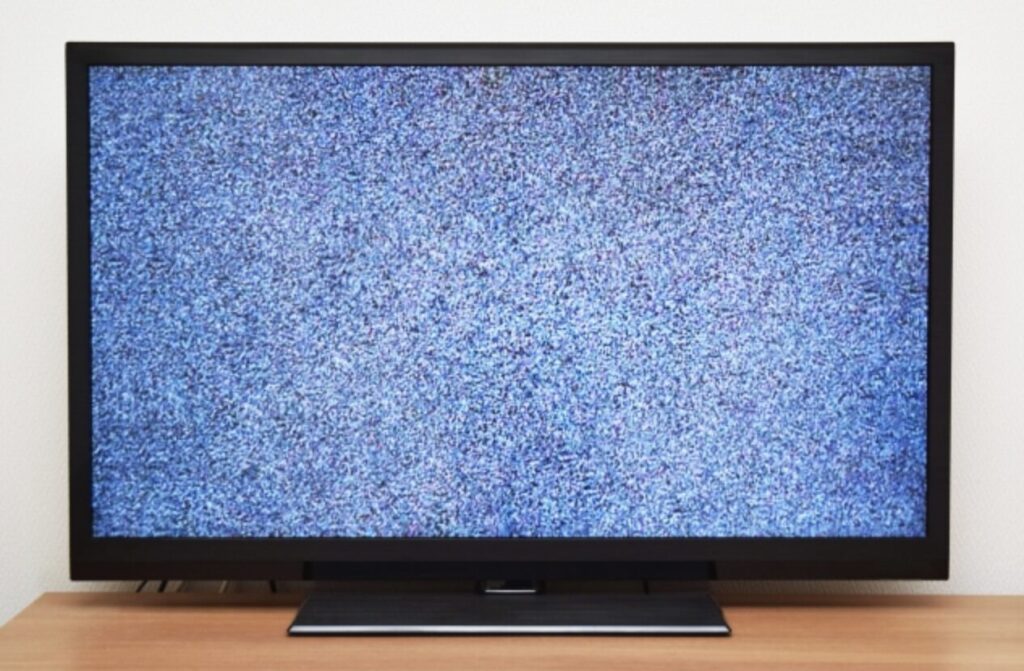 テレビ画面全体にノイズが発生し、砂嵐状の映像が表示されている受信不良状態の様子。