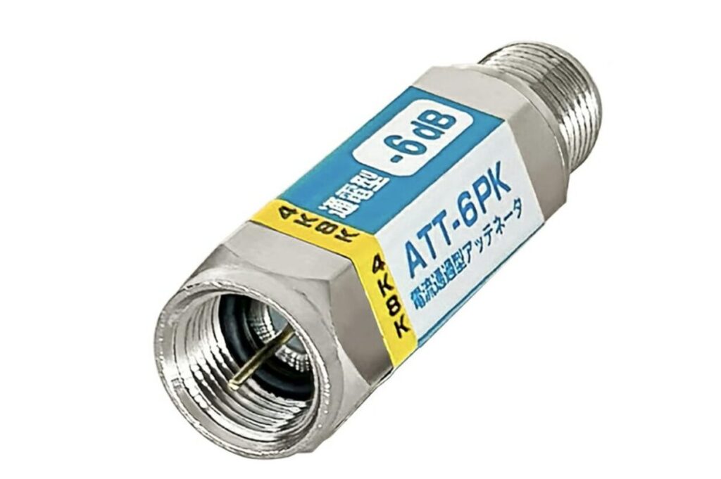 同軸ケーブル用の通電型アッテネーター本体を斜め上から撮影した様子。金属製ボディに「−6dB」の減衰量表示が確認できる。