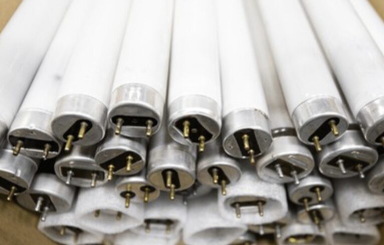 直管蛍光灯をまとめて並べた状態。両端のピン端子部分が見える構図で、蛍光灯特有の構造が分かる。