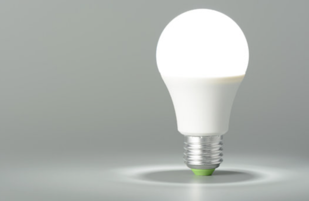 一般家庭用のLED電球を正面から撮影した様子。白色の発光部と金属製のねじ込み口金が確認できる。