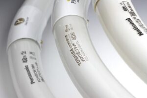 丸形蛍光灯のガラス管部分を拡大した様子。PanasonicやTOSHIBAのメーカー名、40形などの型番・仕様表示が印字されている。