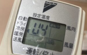 ダイキン製エアコンのリモコン表示部にエラーコード「U4」が表示されている状態。通信異常を示すエラー表示。