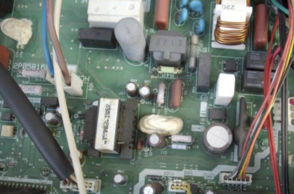 ダイキン製エアコン内部に搭載された制御基板の拡大写真。コンデンサやコイル、配線コネクタが確認できる。