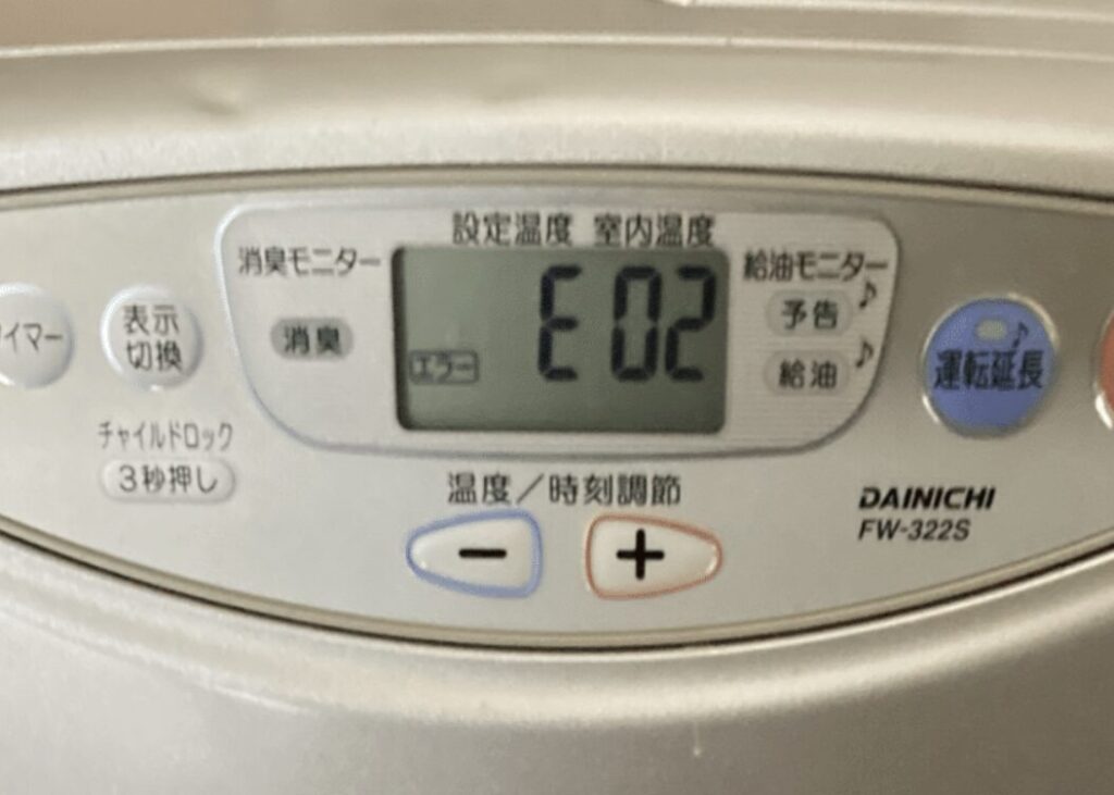 ダイニチ製石油ファンヒーターの操作パネルにエラーコード「E02」が表示されている状態。設定温度表示部にエラーが出て運転が停止している。