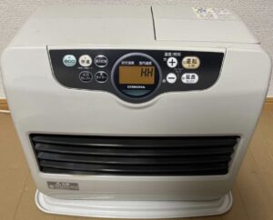 室内に設置されたコロナ製石油ファンヒーターの操作パネル。中央の液晶画面にエラー表示「HH」が点灯し、運転が停止している状態。