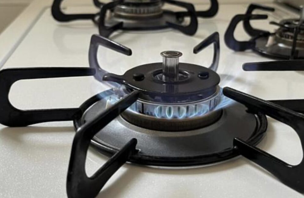 家庭用ガスコンロのバーナー部分を拡大した写真。青色の炎が均一に立ち上がり、正常に燃焼している状態が確認できる。