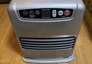 ダイニチ製石油ファンヒーター本体を上から撮影した写真。運転ボタンや温度調整ボタンが並ぶ操作パネルと吹き出し口が確認できる。