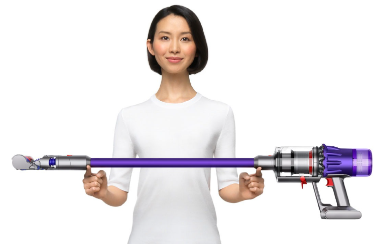 延長パイプを装着したダイソン製のコードレス掃除機を両手で持ち、全体構造とサイズ感が分かる正面イメージ。