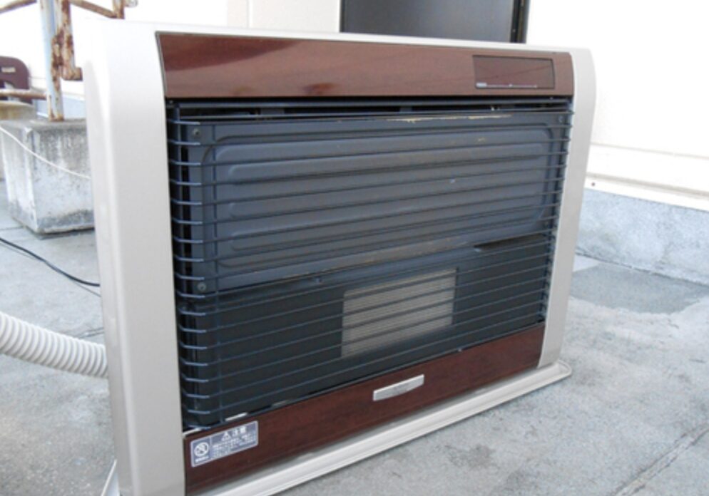 FF式石油ストーブ本体。前面の通気グリルと操作パネルが確認でき、ストーブの外観が分かる。