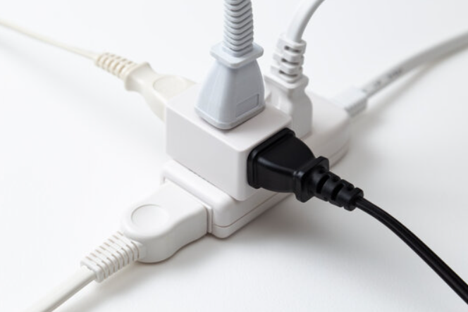 分岐タップを使って一つのコンセントから複数の電源プラグを接続している状態