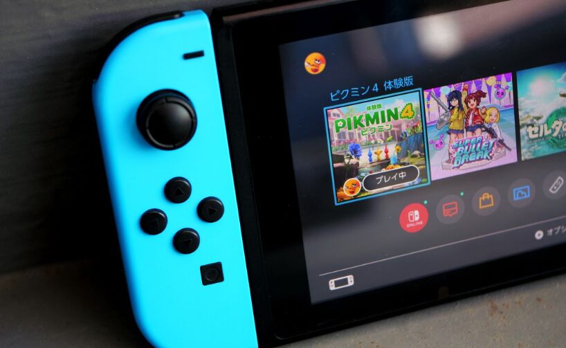 Nintendo Switch本体のホーム画面が表示され、左側に青色のJoy-Conが装着されている状態