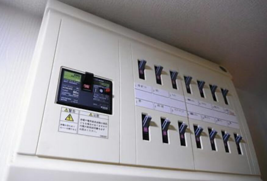 主幹ブレーカーと複数の分岐ブレーカーが確認できる家庭用分電盤の全体写真