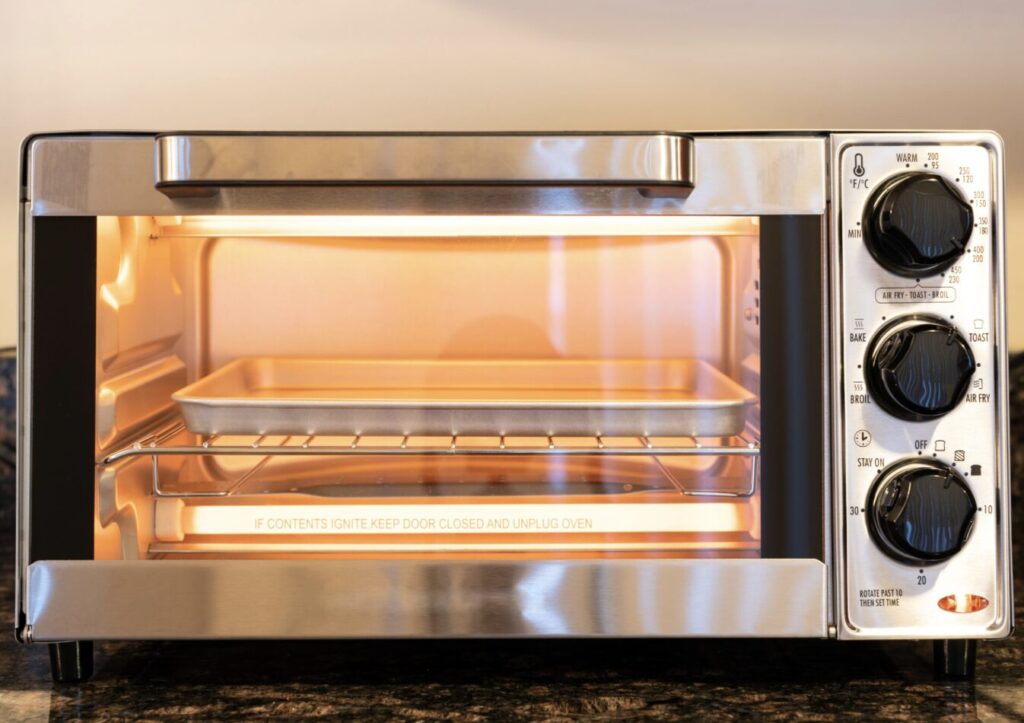 通電中のオーブントースターで、庫内が加熱されている様子