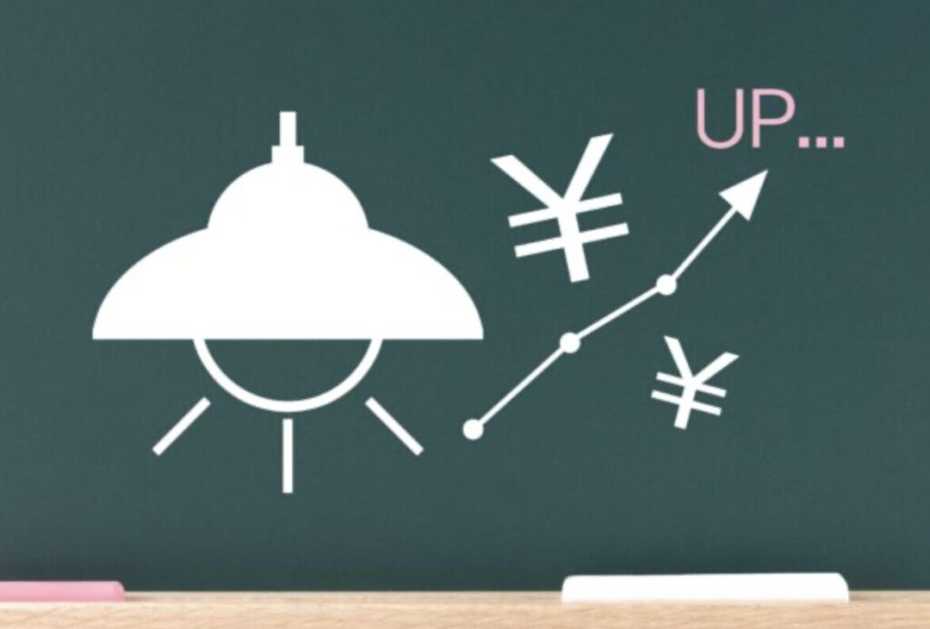 黒板に描かれた照明のアイコンと、電気代の上昇を示す矢印と円マークのイラスト