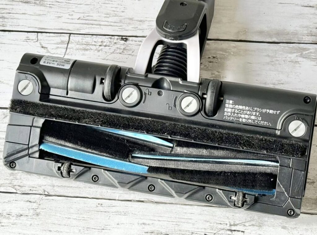 Shark製コードレス掃除機のヘッド裏側を外した状態で、ブラシロールと吸引部の構造が見える状態