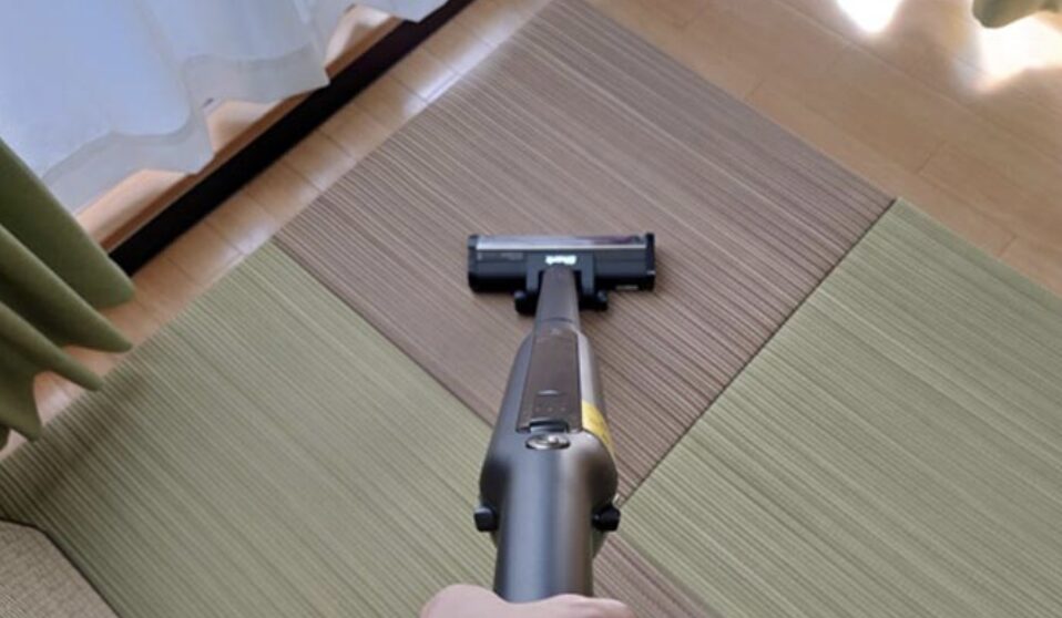 Shark製コードレス掃除機で畳の上を掃除している手元視点の様子