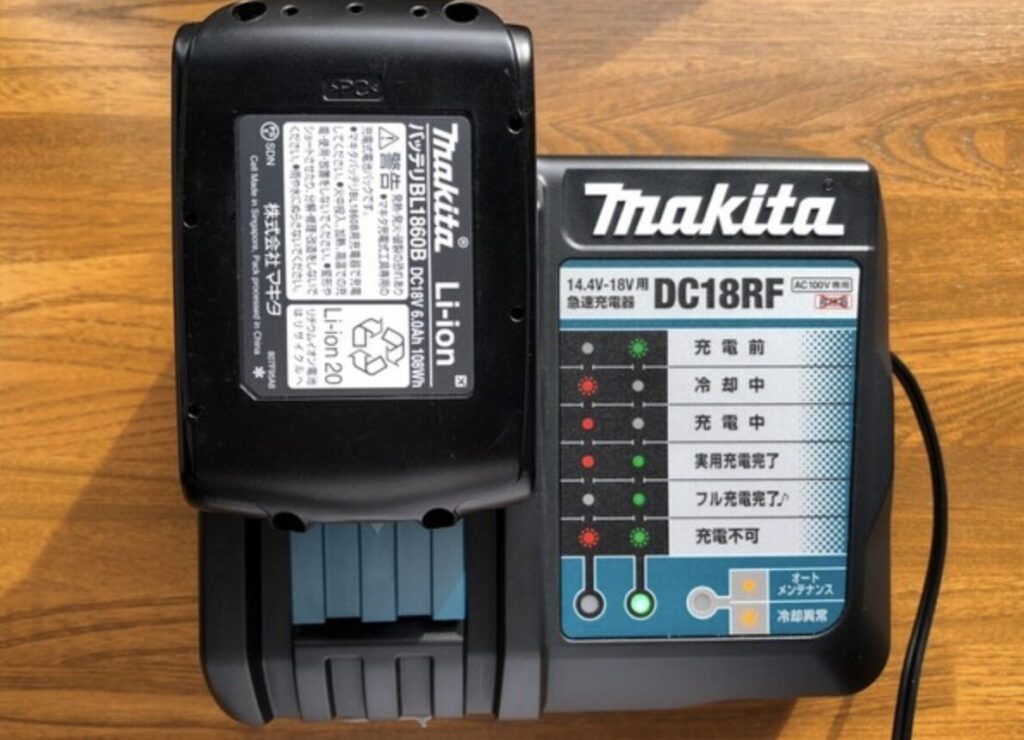 マキタ18VバッテリーとDC18RF急速充電器の充電状態表示