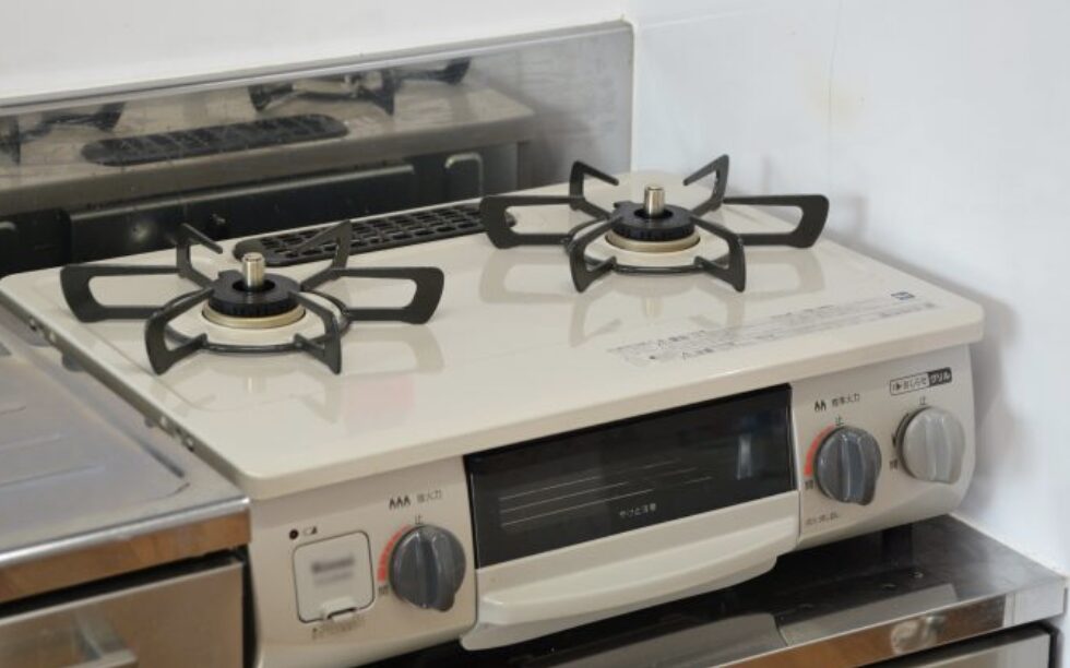 キッチンに設置されたガスコンロの全体外観