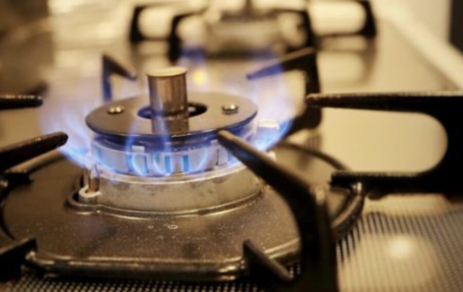 ガスコンロのバーナーに青い炎が安定して燃えている様子