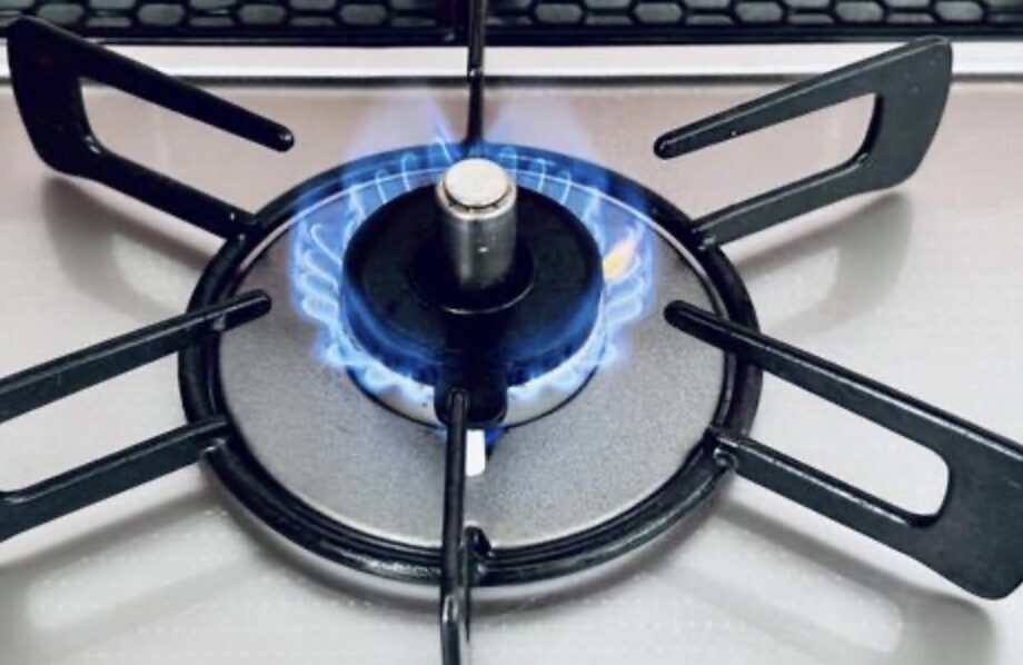 ガスコンロの五徳とバーナー部分で炎が立ち上がっている状態