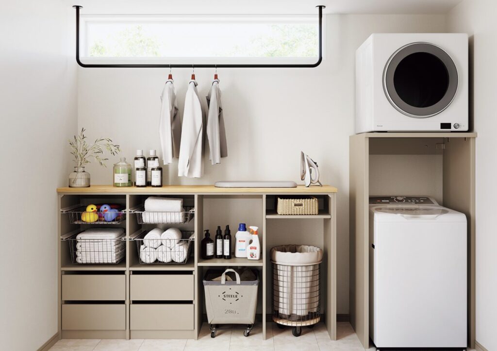 洗濯機の上にガス衣類乾燥機を設置し、収納棚と物干しバーを組み合わせたランドリールーム