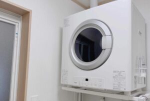洗面室の棚上に設置された壁付け型のガス衣類乾燥機の外観