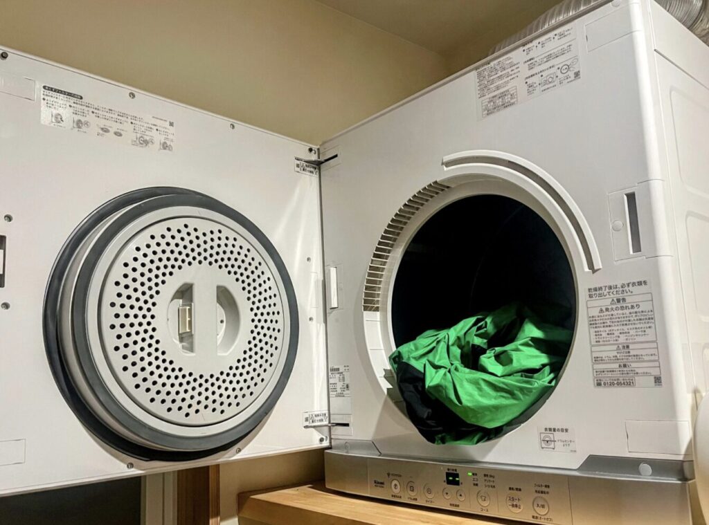 ガス衣類乾燥機の扉を開けた状態で、内部に洗濯物が入っている様子