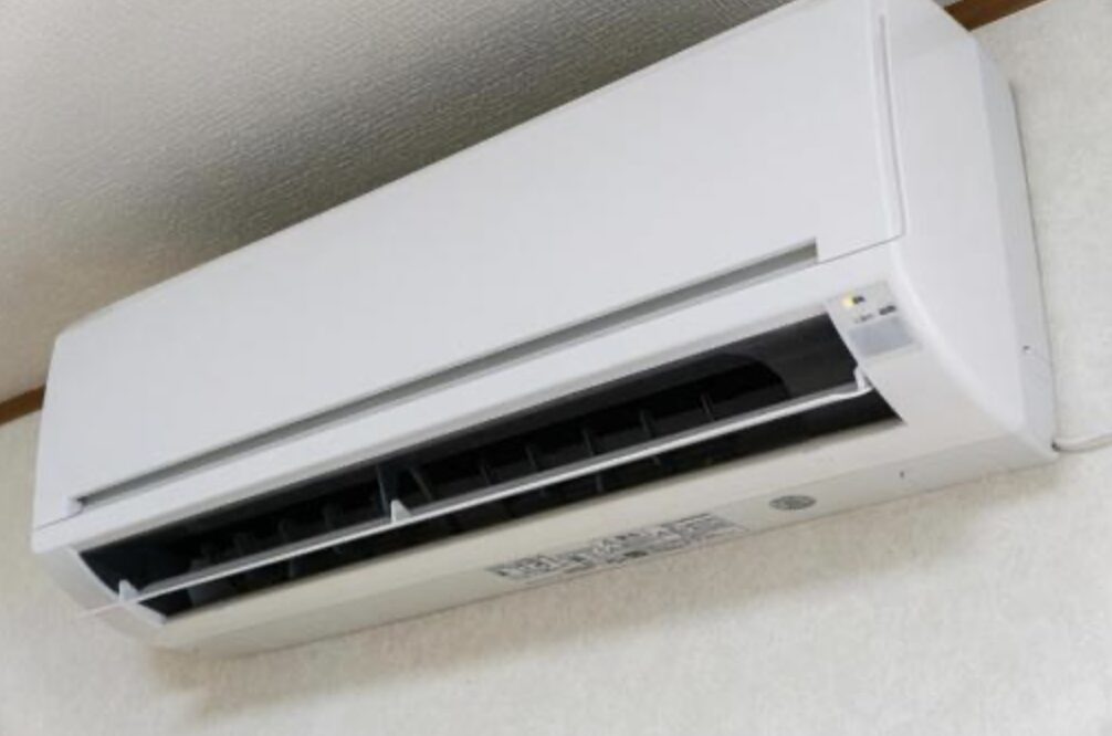 室内の壁に設置されたルームエアコンの吹き出し口を下から見た外観写真