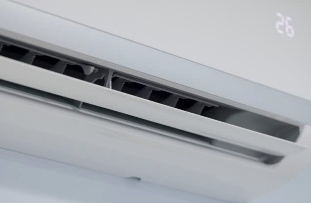 壁掛けエアコンの吹き出し口を下から見上げたクローズアップ写真