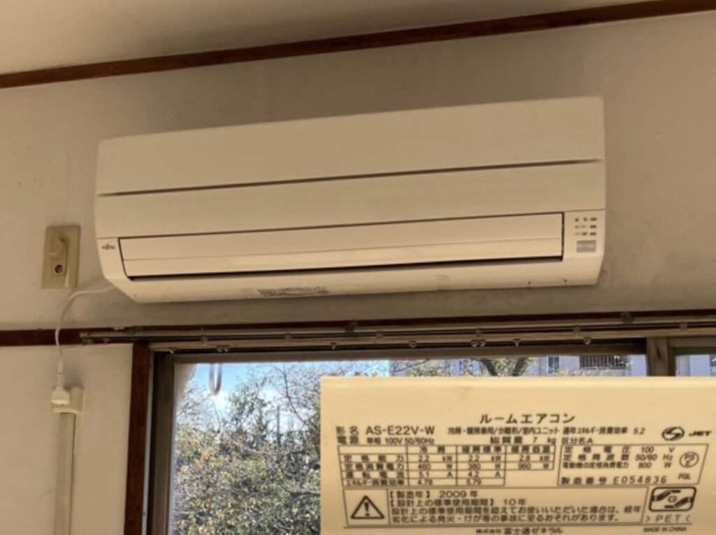 エアコンの性能表示ラベルと年間消費電力量・適用畳数が記載された仕様表