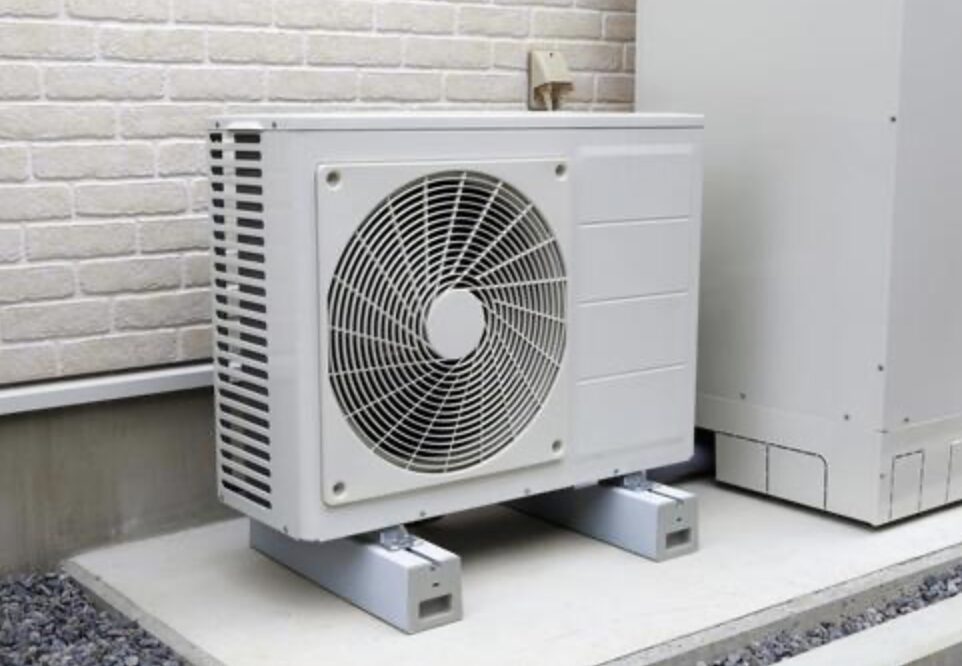 コンクリート基礎の上に防振ブロックを使って設置されたエアコン室外機