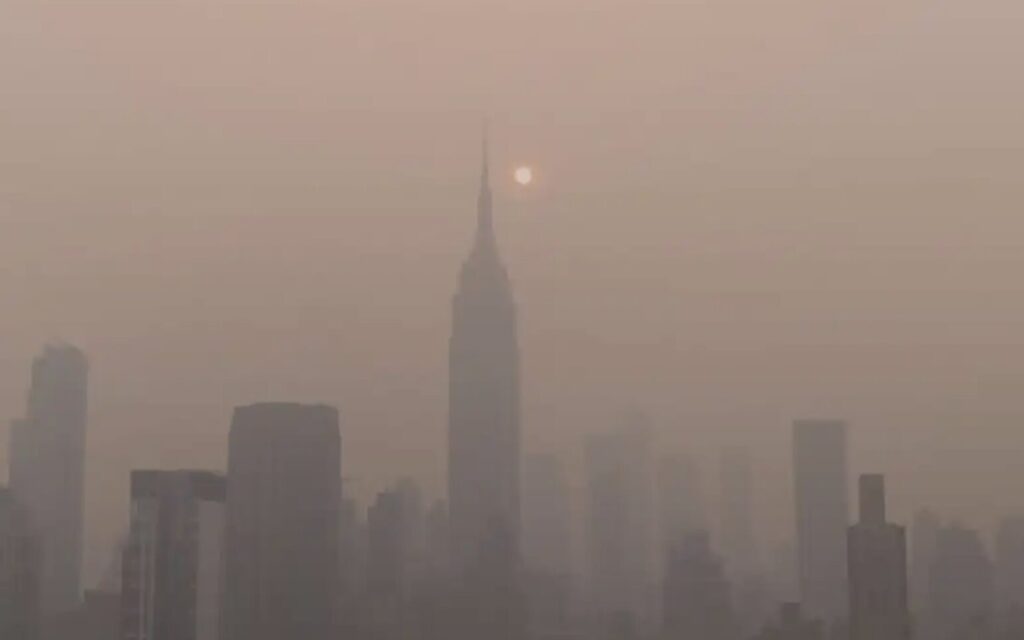 PM2.5の影響で視界がかすむ都市の風景。大気汚染が洗濯物に与える影響のイメージ。