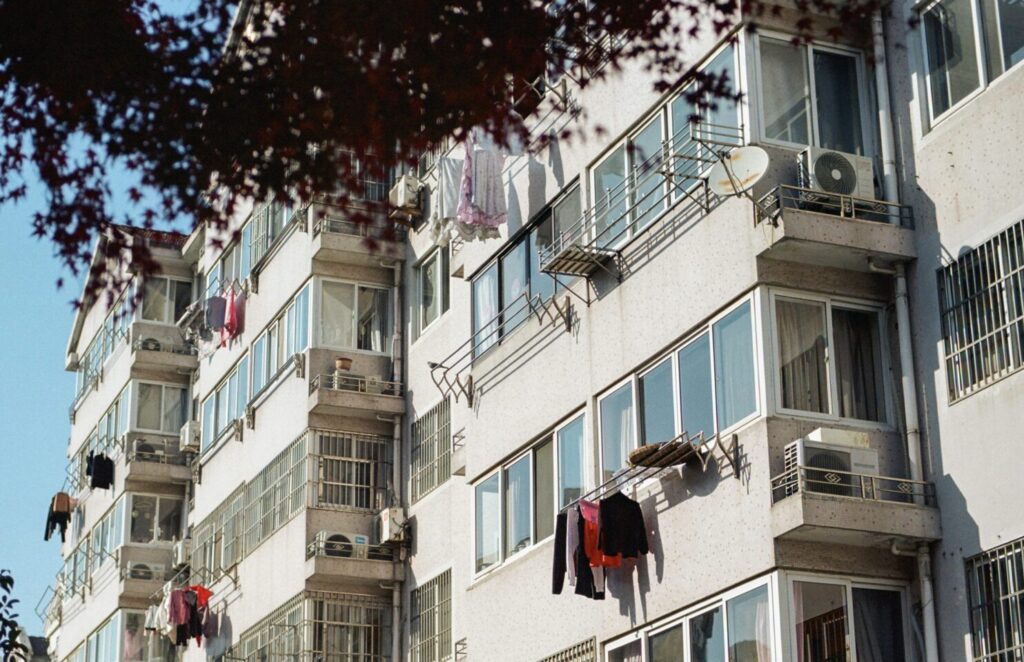 集合住宅のベランダに外干しされた洗濯物。PM2.5や黄砂の影響が懸念される都市部の風景。