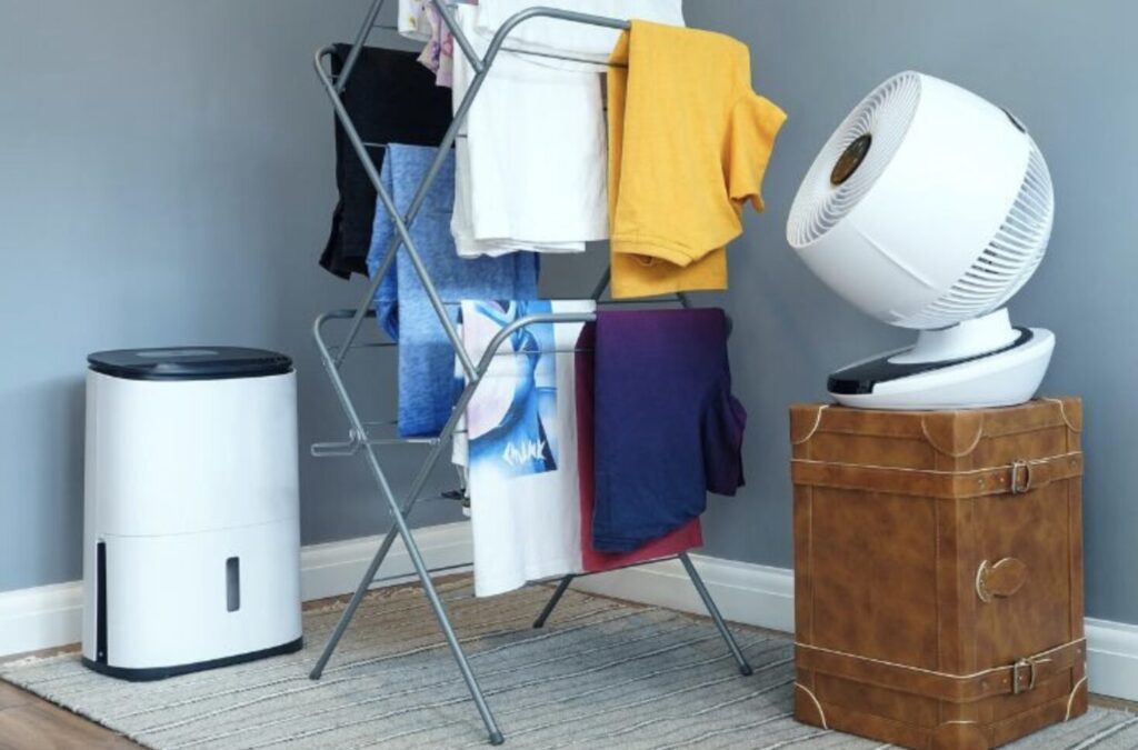 部屋干し中の洗濯物と除湿機、サーキュレーターを併用して乾燥している様子。