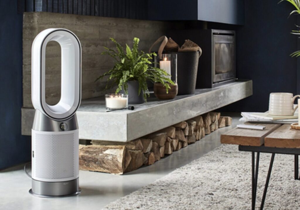 暖炉のあるリビングに設置されたダイソン空気清浄機付きファンヒーター。インテリアになじむ空気循環家電。